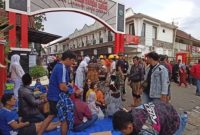 Korban gempa Cianjur mendapatkan perawatan medis di pelataran RSUD Sayang Cianjur. (sumber: Foto: Tri Widiyanti)