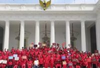 Presiden Joko Widodo yang didampingi Menteri Sekretaris Negara Pratikno dan Menteri Pemuda dan Olahraga Zainudin Amali di halaman Istana Merdeka, Jakarta, Senin (28/11) memberikan apresiasi berupa bonus sebesar Rp309 miliar bagi para atlet Indonesia yang bertanding di ASEAN Paragames XI 2022 Surakarta. (ANTARA/Indra Arief Pribadi)