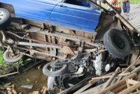 Kondisi mobil dan sepeda motor sesaat setelah terjadinya kecelakaan di Desa Anjir Mambulau, Kapuas, Minggu (6/11/2022). Foto. Adi/1tulah.com