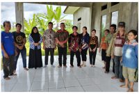 foto : Anggota DPRD Barito Utara, Mustafa Joyo Muchtar, saat melakukan pertemuan dengan warga Desa Sei rahayu II, Kamis (20/10/2022). Foto.Delia Anisya Fitri/1tulah.com