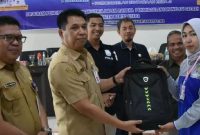 Asisten I, Rahmat Muratni, didampingi Kadisnakertransos, Mastur, saat menyerahkan tas, kepada peserta pelatihan, Rabu (9/11/2022).
Foto.Delia Anisya Fitri)
