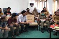 Perwakilan pedagang kaki lima saat mendatangi kantor DPRD Barito Utara, Selasa (8/11/2022). Pedagang mengeluh sejak di pindah ke lantai 2 pertokoan, dagangan sepi pembeli. Foto, Delia Anisya Fitri/1tulah.com