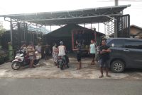 Warga Jalan Kartini RT. 20 saat ingin membeli tagung gas 3 Kg dan tidak dilayani pemilik agen, Rabu (9/11/2022). 
Foto. Alifansyah/1tulah.com
