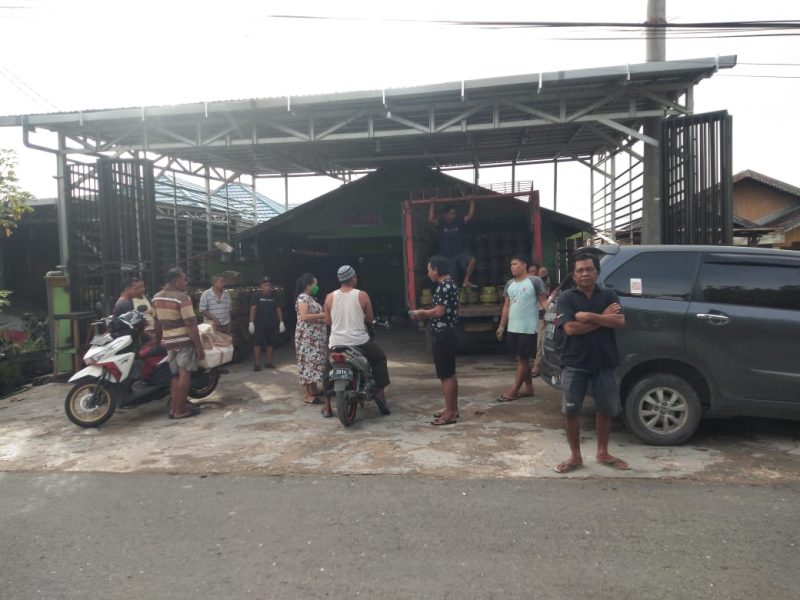 Warga Jalan Kartini RT. 20 saat ingin membeli tagung gas 3 Kg dan tidak dilayani pemilik agen, Rabu (9/11/2022). 
Foto. Alifansyah/1tulah.com
