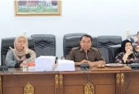 Anggota DPRD Barito Utara, saat membahas kenaikan tunjangan pimpinan dan anggota BPD bersama eksekutif dan perwakilan Appednas, Selasa (08/11/2022). (Foto: Delia/1tulah.com)