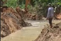 Keterangn Foto : tampak alat bert tengh bekerja mengeruk aliran Sungai Bengaris. Normalisasi ini di apresiasi Wakil Ketua DPRD Barito Utara, Parmana Setiawan. Foto.Delia/1tulah.com