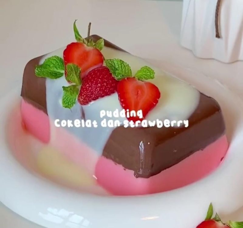 Cara mudah bikin Pudding Cokelat dan Strawberry Lembut Enak. (Foto: tangkap layar @pattgurlz)