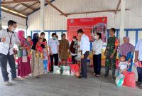 Penyerahan secara simbolis paket PMT oleh kades Bukit Sawit kepada Ibu Hamil dan Orang Tua Balita, Kamis (16/11/2022). (Foto: Saprudiyanto/1tulah.com)