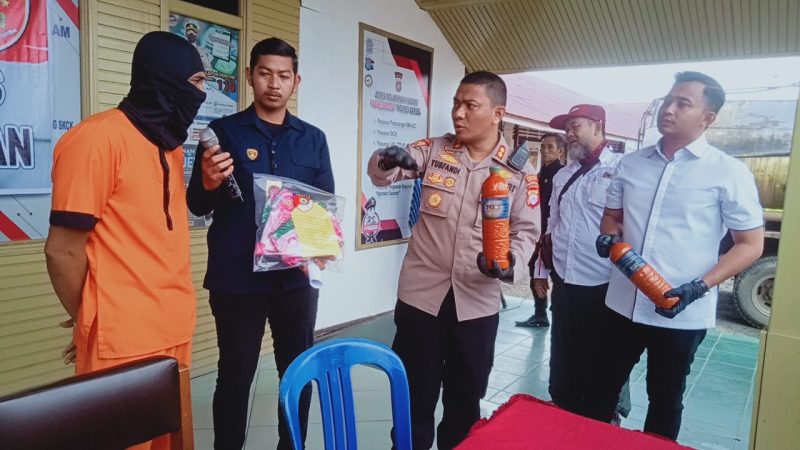 AKBP Yusfandi Usman, Kapolres Barsel (tengah) didampingi Kasatreskrim Ipda M. Saladin (baju putih) saat menanyakan motif pelaku melakukan penggelapan minyak sawit mentah (CPO), Selasa (1/11/2022). Foto. Alifansyah/1tulah.com

