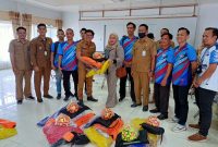 Penyerahan secara simbolis oleh Ketua AFK Barut, Henny Rosgiaty Rusli, Selasa (8/11/2022) lalu. Foto.Yanto.1tulah.com
