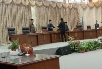 Juru bicara Fraksi Gerindra, Mustafa Joyo, menyerahkan dokumen pemandangan umum Fraksi pada rapat paripurna di DPRD Barut, Rabu (23/11/2022). 
Foto (Delia Anisya Fitri/1tulah.com)

