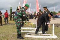 Sekda Barsel Eddy Purwanto saat menaburkan bunga di Makam Pahlawan Abdi Kencana, Kamis (10/11/2022). 
Foto. Alifansyah/1tulah.com

