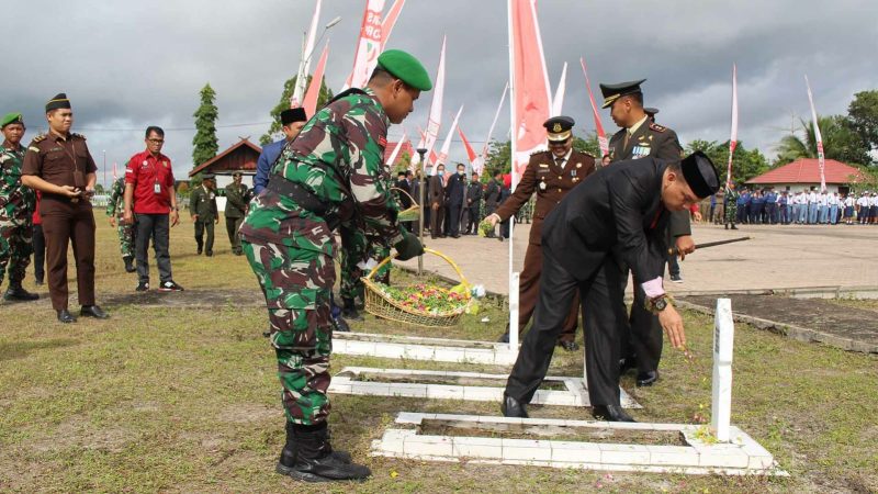 Sekda Barsel Eddy Purwanto saat menaburkan bunga di Makam Pahlawan Abdi Kencana, Kamis (10/11/2022). 
Foto. Alifansyah/1tulah.com

