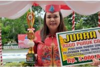 Direktur RSUD Puruk Cahu, dr. Debi Rumondang Siregar, saat menerima tropy hadiah, Rabu (16/11/2022). Foto.Suroso/1tulah.com