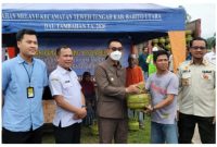 Wakil BUpati Sugianto Panala Putra, menyerahkan seremonial tabung gas kepada arga, saat digelarnya pasar penyeimbang, Rabu (02/11/2022). Foto.Delia/1tulah.com