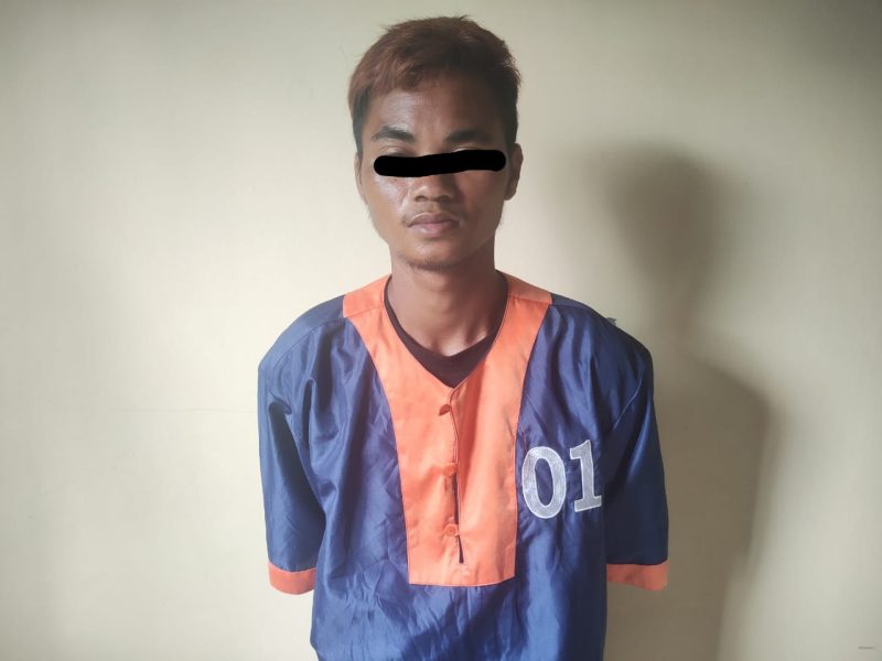 Pelaku pembacokan di Desa Pepas, Kecamatan Monttalat, Barito Utara saat diamankan di Mapolsek setempat, Kamis (10/11/2022). Foto. Humas Polres Barito Utara.