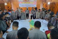 Kabagop Polres Barsel, AKP Johari Fitri Casdy saat memberikan penjelasan dan arahan terkait TFG kepada seluruh Kapolsek dan personel yang terlibat dalam pengamanan Pilkades serentak, Sabtu (5/11/2022). 
Foto. Alifansyah/1tulah.com

