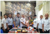 Keterangan foto: Kepala Dinas Perhubungan Barito Utara, Fery Kusmiadi saat menyerahkan dokumen kepada Ketua DPRD Kotim, Rinie, Rabu (09/11/2022).Foto.Deni/1tulah.com