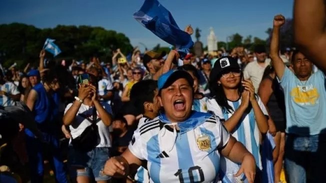 Para pendukung Argentina di Ibu Kota Buenos Aires berpesta usai Messi cs mengalahkan Meksiko di Piala Dunia 2022. (AFP/suara.com)