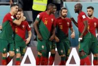 
Penyerang Timnas Portugal #07 Cristiano Ronaldo (Kiri) melakukan selebrasi dengan gelandang Portugal #10 Bernardo Silva (kedua kiri) setelah mencetak gol pertama timnya dari tembakan penalti selama matchday pertama Grup H Piala Dunia 2022 antara Portugal vs Ghana di Stadion 974 di Doha pada 24 November 2022. Khaled DESOUKI / AFP.