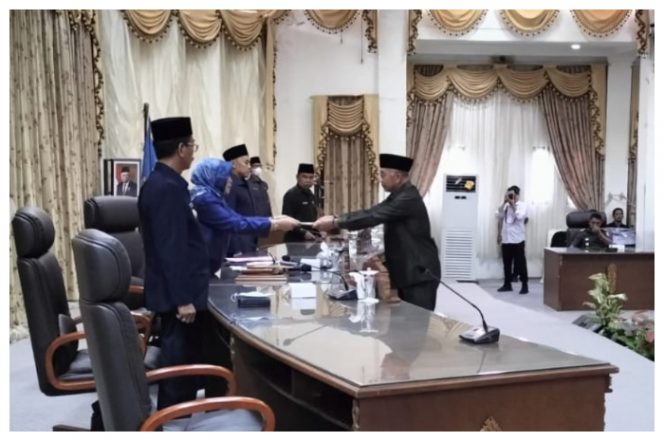 Juru bicara Fraksi PPP, H Abri, saat menyerahkan pemandangan umum fraksi mereka kepada pimpinan sidang, pada rapat paripurna, Rabu (26/10/2022).Foto.Delia/1tulah.com