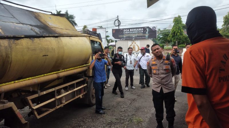 Kapolres Barsel AKBP Yusfandi Usman saat menginterogasi sopir yang mengangkut CPO oplosan hasil penggelapan, Selasa (1/11/2022).
Foto:Alifansyah/1tulah.com

