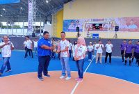 Panitia pelaksana turnamen berserta pemain berfoto bersama saat penyerahan piala bergilir Asosiasi Fustal Batara, Senin (28/11/2022).
Foto: Delia/1tulah.com

