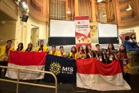 Dengan piala dan medali yang mereka raih, para pelajar Mentari Intercultural School (MIS) berdiri di depan panggung Tournament of Champions, World Scholar's Cup di Universitas Yale pada November 2022. (Foto: Courtesy of Anissa Sharmanti)