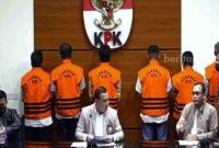 KPK menangkap Bupati Abdul Latif Amin Imron, tersangka suap jual beli jabatan di lingkungan Pemkab Bangkalan. Sumber foto :  jatim.suara.com