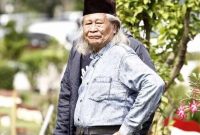 Sejumlah tokoh seperti Deddy Mizwar, Jajang C Noer, Slamet Rahardjo, Ridwan Saidi, Tantowi Yahya, Mark Sungkar turut hadir mengantarkan jenazah aktor lawas Didi Petet ke tempat peristirahatan terakhirnya di TPU Tanah Kusir, Jakarta, Jumat (15/5). Sumber Foto : suara.com
