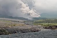 Gunung Semeru terlihat dari Kecamatan Pronojiwo, Lumajang, Jawa Timur, Minggu (4/12/2022). Sumber foto : suara.com