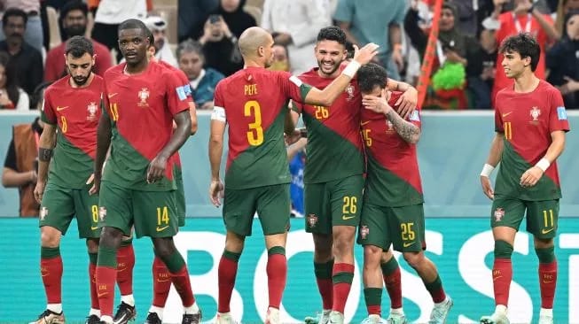 Penyerang Portugal Goncalo Ramos (Tengah) merayakan dengan rekan satu timnya setelah mencetak gol saat pertandingan sepak bola babak 16 besar Piala Dunia 2022 antara Portugal dan Swiss di Stadion Lusail di Lusail, utara Doha, Qatar, Selasa (6/12/2022). Sumber foto : suara.com