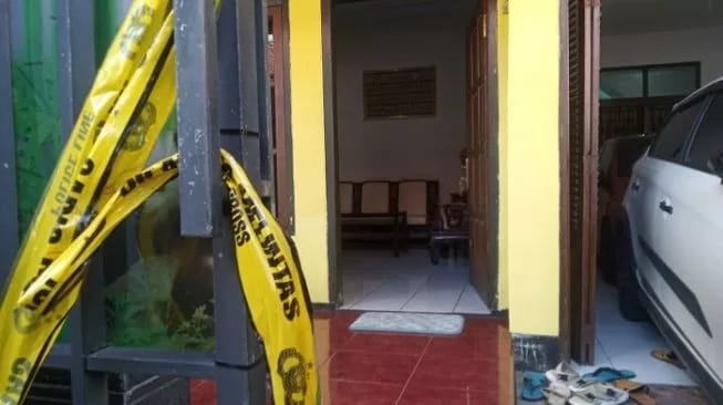 Korban ditemukan tewas sekitar pukul 07.30 WIB di dalam 3 kamar mandi yang terpisah. Korban adalah pasangan suami-istri, Abas Ashar dan Heri Riyani, serta anak perempuan pertama bernama Dea Khairunisa. Sumber foto : suara.com