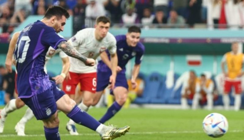 Penyerang Timnas Argentina, Lionel Messi melakukan selebrasi setelah timnya dipastikan lolos ke babak 16 besar Piala Dunia 2022 usai menang 2-0 atas Polandia dalam matchday ketiga Grup C di Stadion 974, Doha, Qatar, Kamis (1/12/2022) dini hari WIB. [FIFA]