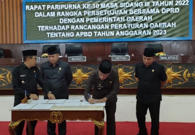 Penandatanganan draf APBD 2023 oleh unsur pimpinan DPRD Murung Raya bersama Bupati Murung Raya Drs Perdie M Yoseph usai disahkan, Rabu (30/11/2022). (foto : Suroso/1tulah.com)