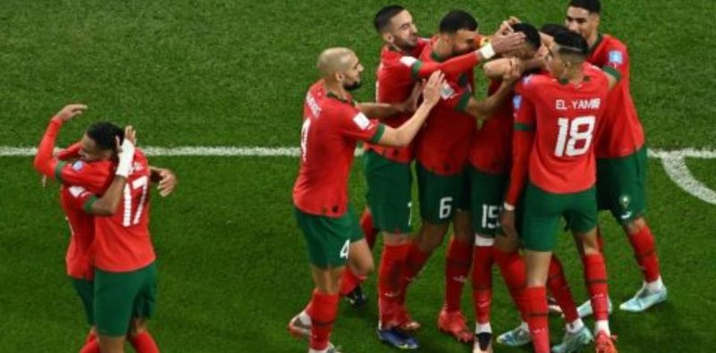 Pemain Maroko merayakan gol Youssef En-Nesyri usai menjebol gawang Portugal dalam pertandingan perempat final Piala Dunia 2022 di Al Thumama Stadium, Sabtu (10/12/2022). [AFP]