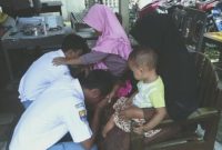 Pelajar yang terciduk sedang pesta miras pesta miras di Banyumas bersimpuh di kaki orang tua usai mendapat pembinaan dari Polsek Jatilawang dan guru, Selasa 13 Desember 2022. (Dok. Polresta Banyumas)
