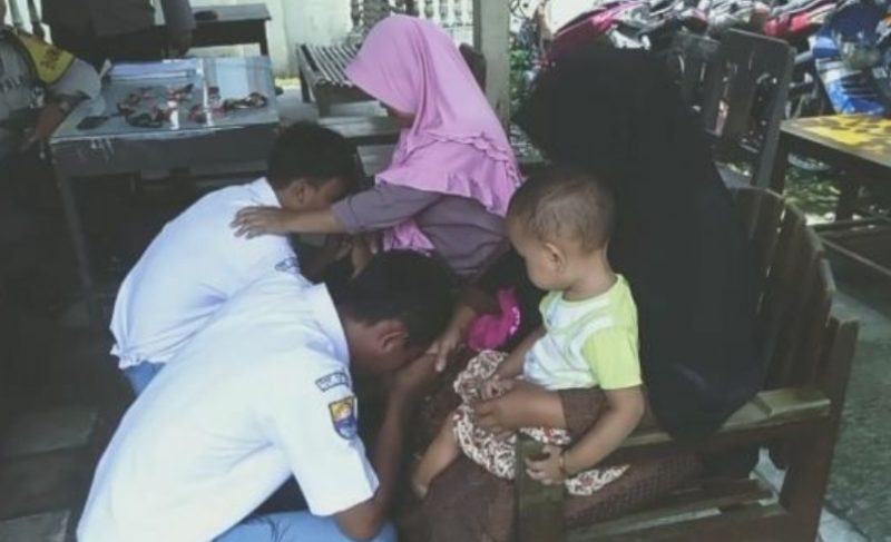 Pelajar yang terciduk sedang pesta miras pesta miras di Banyumas bersimpuh di kaki orang tua usai mendapat pembinaan dari Polsek Jatilawang dan guru, Selasa 13 Desember 2022. (Dok. Polresta Banyumas)
