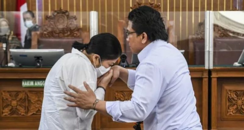 Terdakwa kasus pembunuhan Brigadir Yosua Hutabarat, Ferdy Sambo bersalaman dengan istrinya yang juga terdakwa Putri Candrawathi saat mengikuti sidang lanjutan di PN Jakarta Selatan, Jakarta, Selasa (13/12/2022). [ANTARA FOTO/Galih Pradipta].