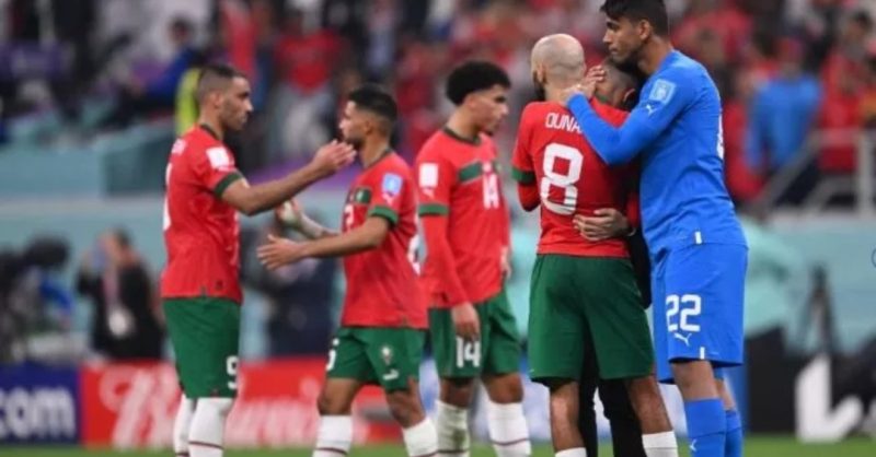 Kiper timnas Maroko #22 Ahmed Reda Tagnaouti menghibur gelandang Maroko #08 Azzedine Ounahi pada akhir pertandingan semifinal Piala Dunia Qatar 2022 antara Prancis vs Maroko di Stadion Al-Bayt di Al Khor, utara Doha pada Kamis (15/12/2022) dini hari WIB. Maroko kalah 0-2 dari Prancis. Kirill KUDRYAVTSEV / AFP