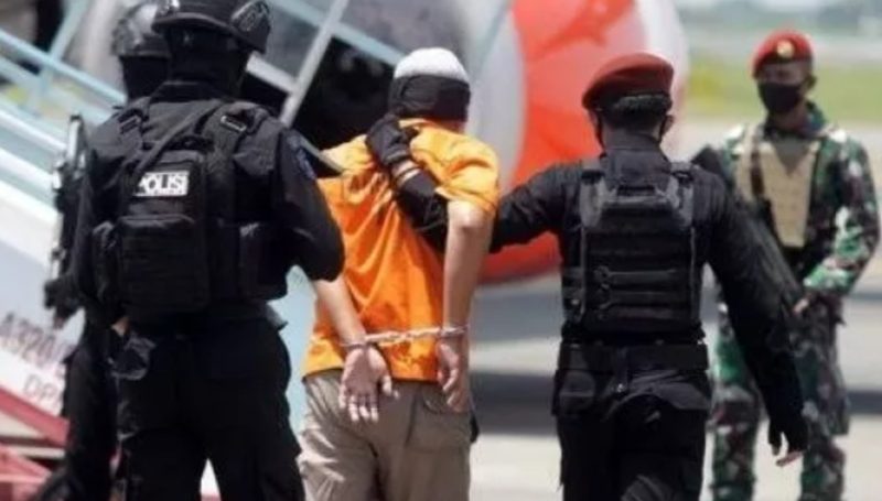 Ilustrasi Densus 88 Antiteror menangkap seorang penjual ikan asin yang diduga kawanan teroris di Padangsidempuan. [Digtara.com]