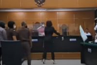 Nikita Mirzani membanting berkas ke arah jaksa di PN Serang, Senin (19/12/2022). (Youtube Cumicumi)