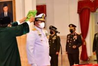 Presiden Joko Widodo (Jokowi) melantik Laksamana TNI Yudo Margono sebagai Panglima TNI di Istana Negara, Senin (19/11/2021). [Foto dok. Dispen AL]
