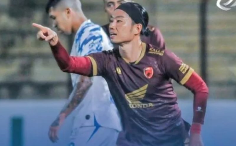 Winger PSM Makassar, Kenzo Nambu melakukan selebrasi usai mencetak gol ke gawang PSIS Semarang pada laga BRI Liga 1 di Stadion Sultan Agung, Bantul, Yogyakarta, Senin (19/12/2022) malam. [dok. Twitter BRI Liga 1]