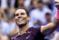 Petenis Spanyol Rafael Nadal merayakan kemenangan atas Rinky Hijikata dari Australia pada putaran pertama tunggal putra US Open 2022 di USTA Billie Jean King National Tennis Center di New York, Selasa (30/8/2022). (COREY SIPKIN / AFP)