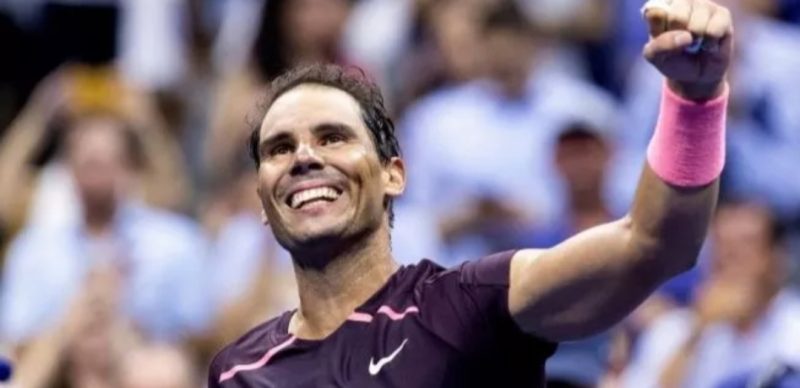 Petenis Spanyol Rafael Nadal merayakan kemenangan atas Rinky Hijikata dari Australia pada putaran pertama tunggal putra US Open 2022 di USTA Billie Jean King National Tennis Center di New York, Selasa (30/8/2022). (COREY SIPKIN / AFP)
