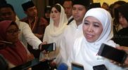 Khofifah Indar Parawansa didampingi Emil Dardak usai debat publik III di Surabaya, Jawa Timur, Selasa (26/6/2018). (Suara.com/Ali Achmad)