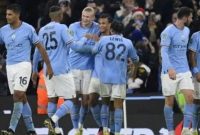 Para pemain Manchester City merayakan gol Nathan Ake pada pertandingan sepak bola putaran keempat Piala Liga Inggris antara Manchester City dan Liverpool, di stadion Etihad di Manchester pada 22 Desember 2022. Oli SCARFF/AFP