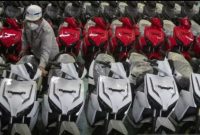 Pekerja menata sepeda motor listrik Gesits yang telah selesai dirakit di pabrik PT Wika Industri Manufaktur (WIMA). Sumber foto : suara.com