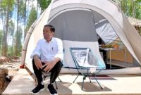 Presiden Joko Widodo saat berkemah di Titik Nol Kilometer IKN Nusantara, Kalimantan Timur). (Twitter/jokowi foto Agus Suparto/suara.com)
